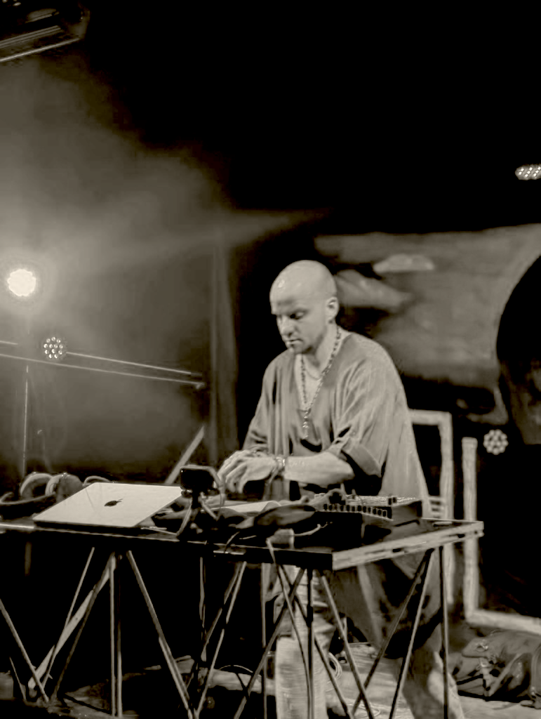 Michal Basar performing live on hardware